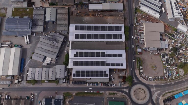 Grid-Tied vs Grid-Tied Solar with Battery Storage: What's the Difference?